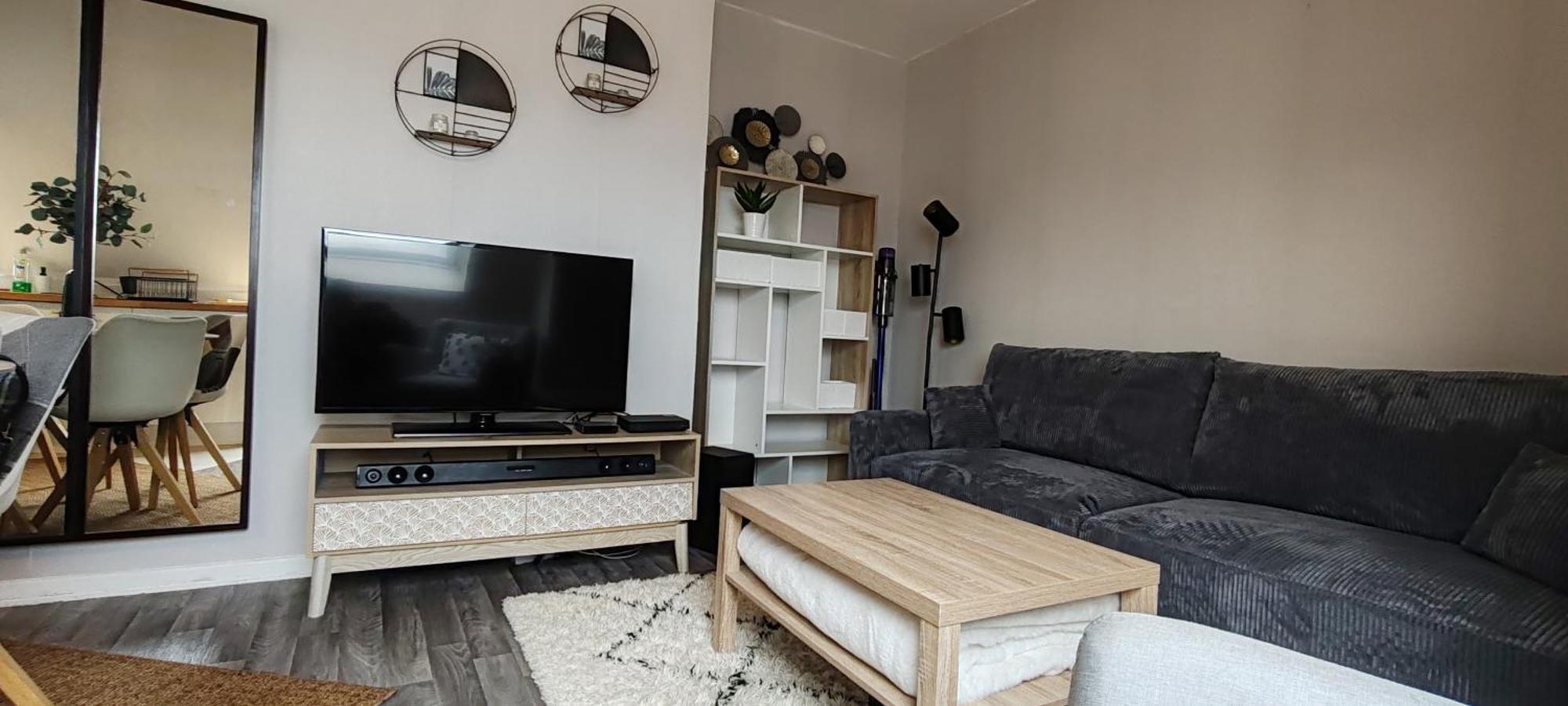 Apartment Cocon Sous Les Toits - Vue Sur Les Chateaux Et Le Vignoble - Proche Centre - Parking Gratuit